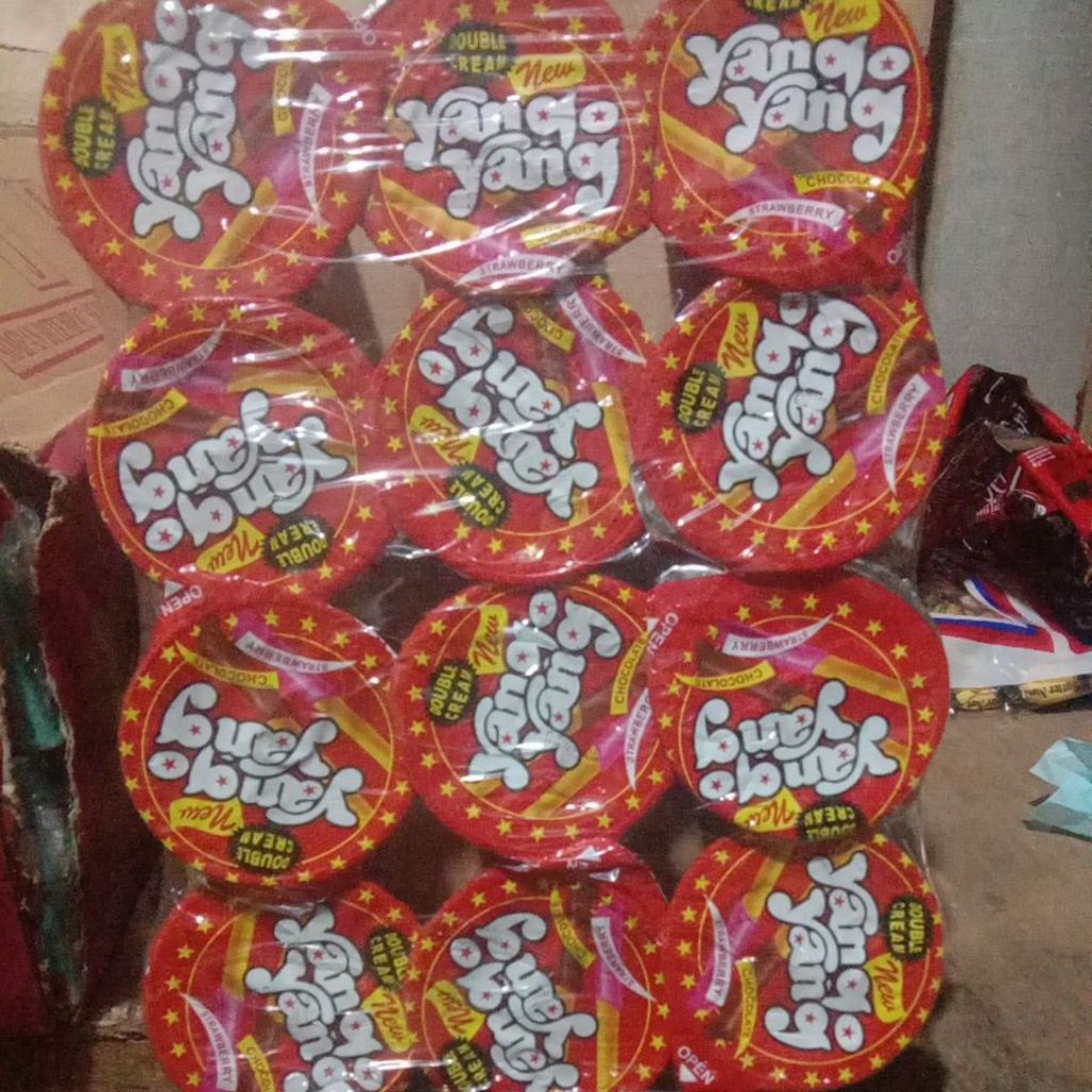 

biskuit colek cokelat yango yang isi 12 cup