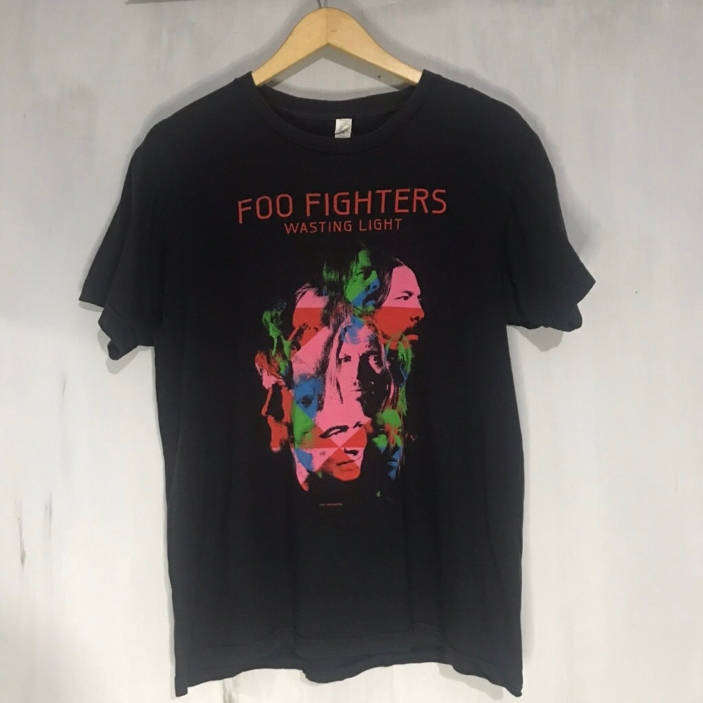KAOS BAJU BAND FOO FIGHTERS OFFICIAL MERCH ALBUM NIRVANA QUEEN OF THE STONE AGE 666 STUDIO RED HOT C