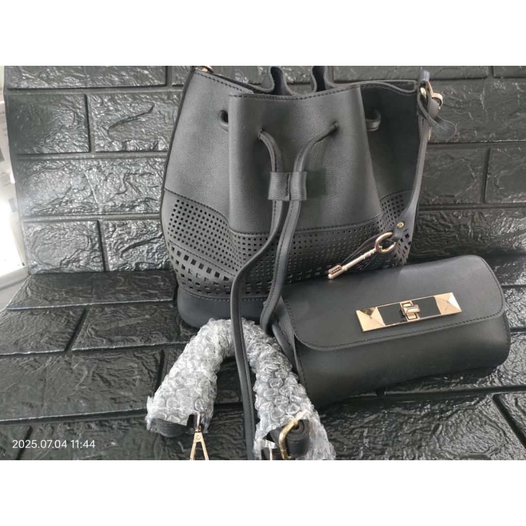 set  tas selempang serut  wanita 2in 1 fossil