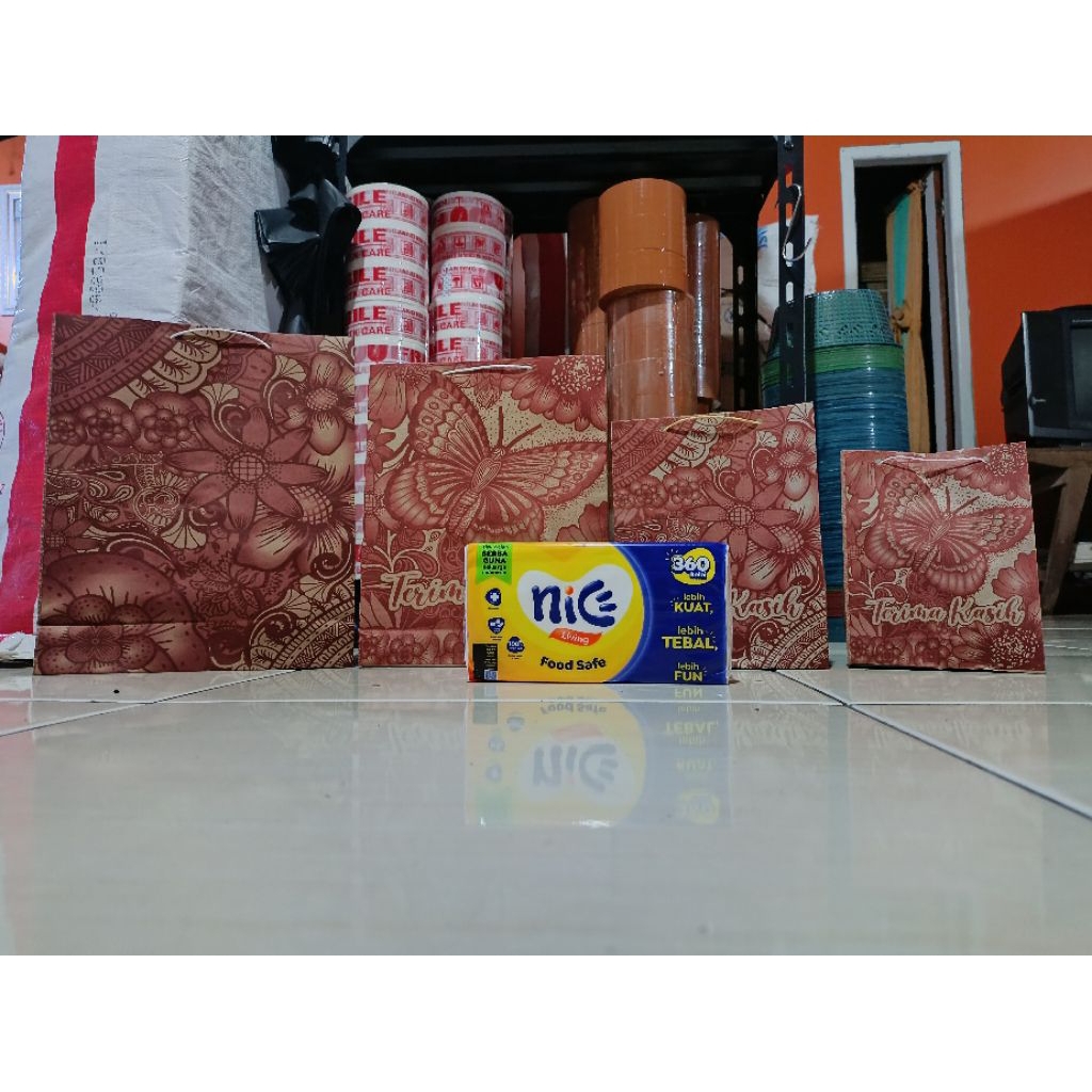 

PAPERBAG JUMBO UKURAN TINGGI 30 CM PANJANG 24 CM LEBAR 9 CM | TAS SNACK KERTAS HAJATAN KENDURI DAN PESTA | MOTIF BATIK