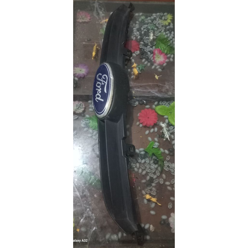 Jual Grill Grille Bemper mobil ford fiesta 2009-2011 bekas original