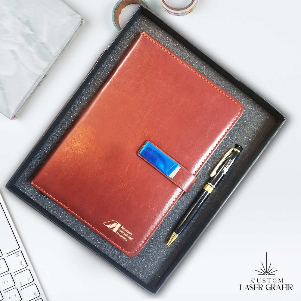 

Giftset agenda a5+pulpen metal model montblacn +GRATIS CUSTOM NAMA LOGO ANDA/ agenda a5 custom/ pulpen custom/ box hampers suvenir kantor/ suvenir perusahaan promosi/ custom suvenir/ sablon nama promosi