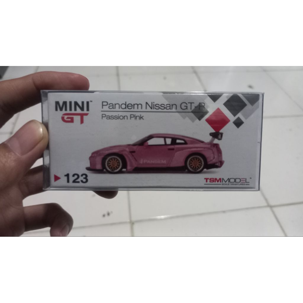 Mini GT 123 Nissan GTR R35 Pandem Passion Pink