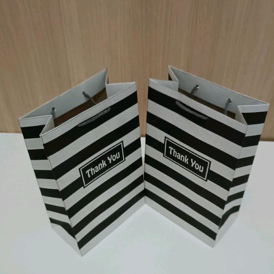 

Paper Bag Wafer Motif Zebra Thank You Hitam Isi 12 Pcs Ukuran 15 x 8 x 25 ( P x L x T) Tas Souvenir Kado