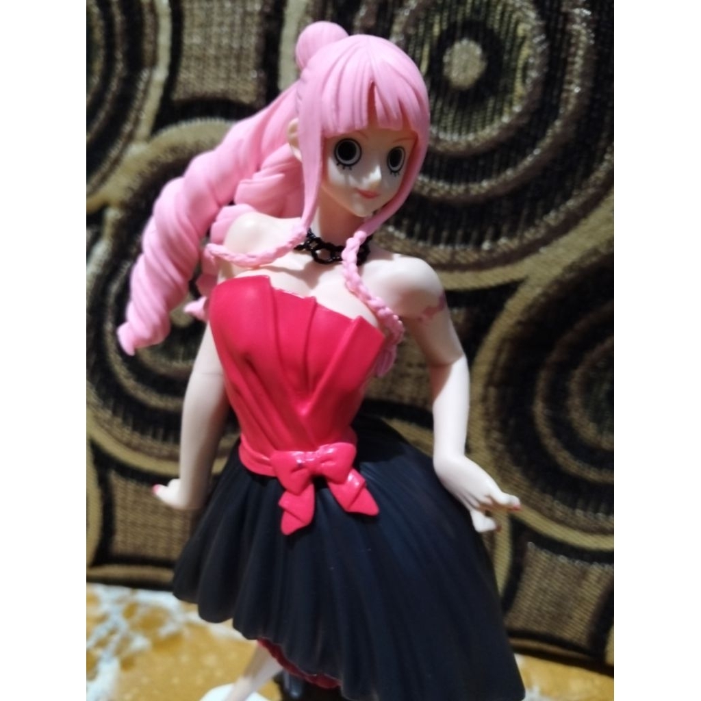 Figure Perona Lady edge wedding dress