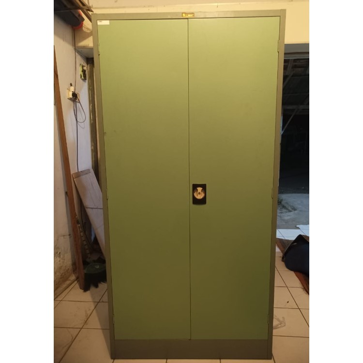 Lemari Besi LION 33 swing 2 pintu (Bekas)