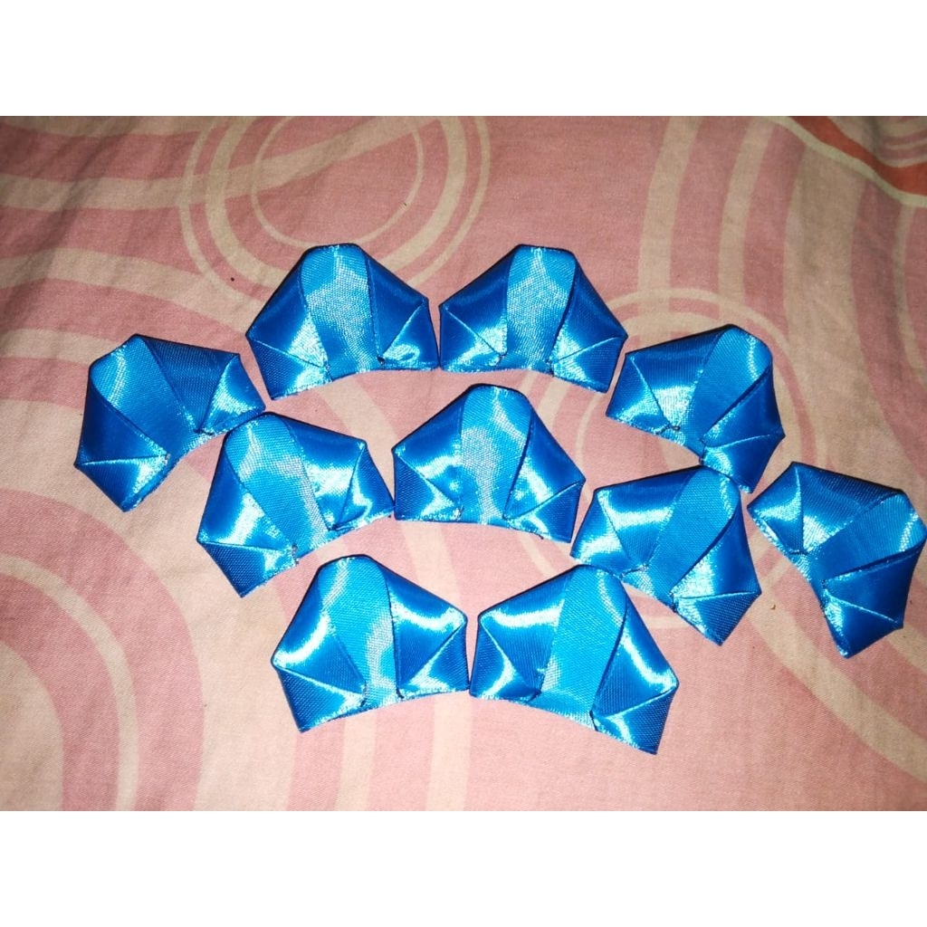 

kelopak bunga pita satin biru 4 cm (belum di rangkai) isi 50 pcs