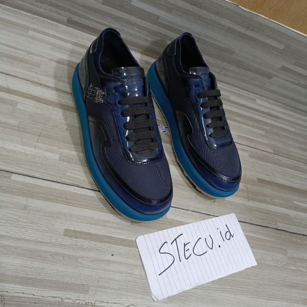 sneaker cowok berluti sepatu pria