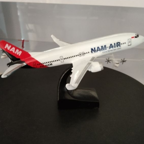 miniatur pesawat NAM Air 20 cm bahan resin ada dudukan tidak ada roda