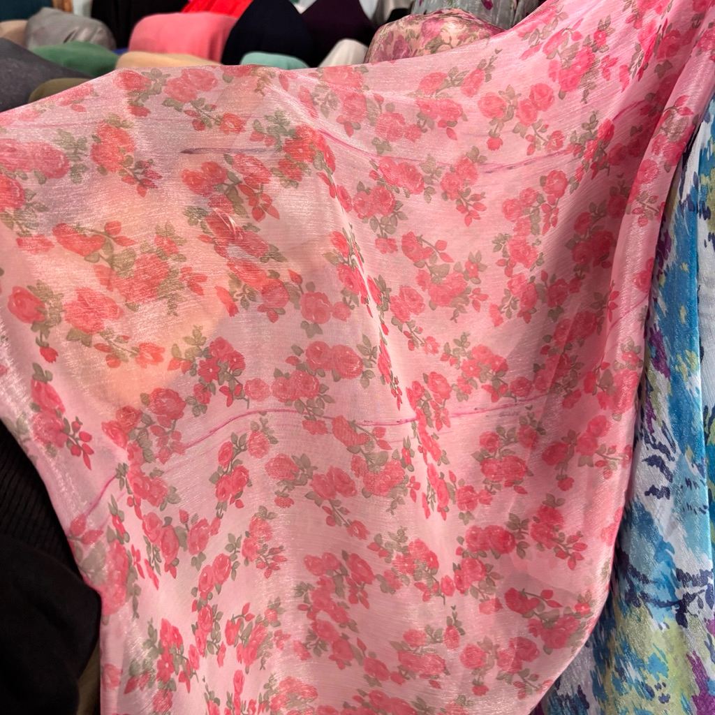 Kain Sifon Sutra Pink Motif Bunga Mawar Kecil – Lembut, Elegan & Cocok untuk Busana Feminin Kabaya, 