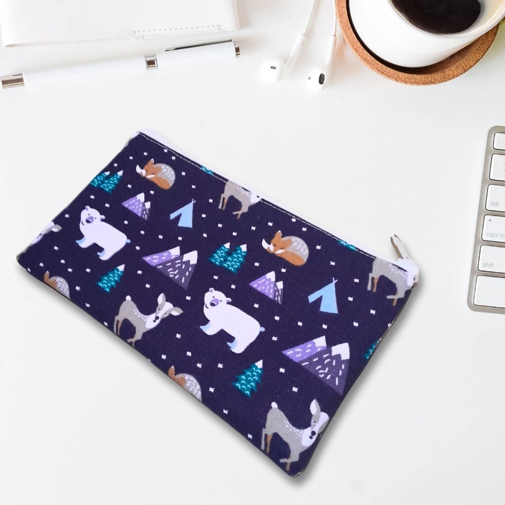 

Souvenir Dusgrip Bahan Kanvas Motif Tempat Alat Tulis Muat Notebook Kecil