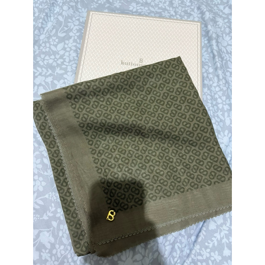 preloved tapis square buttonscarves