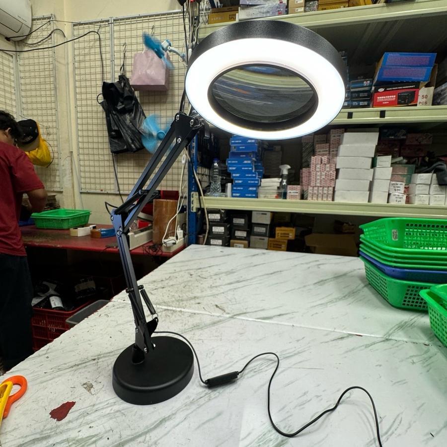 

Lampu Baca LED Kaca Pembesar 10x Pembesaran