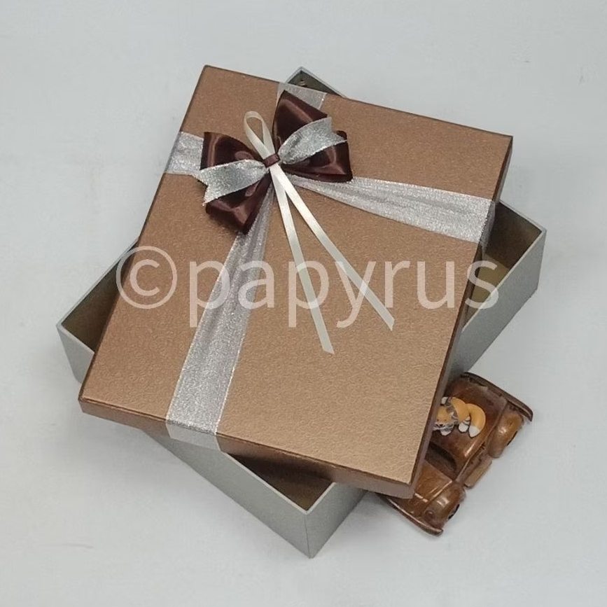 

PAPYRUS Kombinasi 32,5x37,5 Tinggi 10cm Kotak Kado Gift Box V1