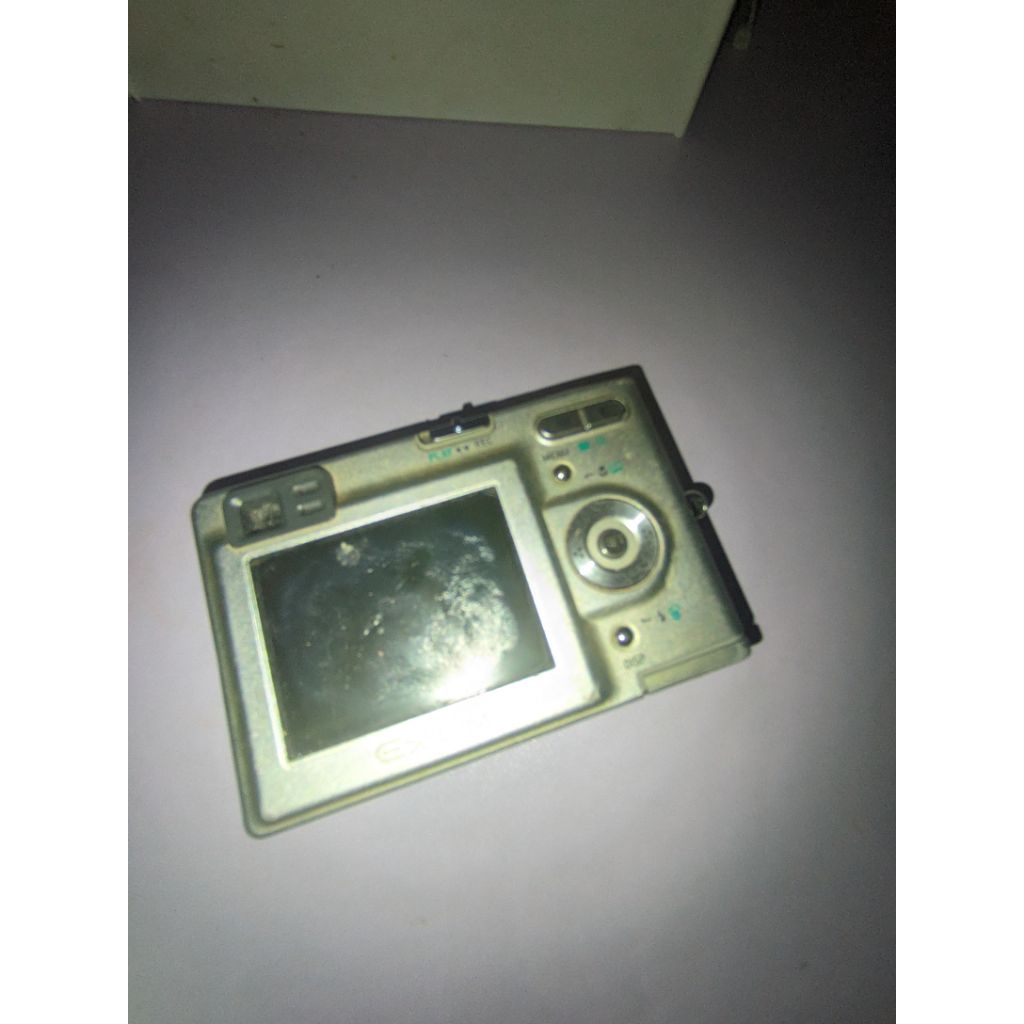 prelovd camera digicam exilim 3.2 mega pixel ex-z3 mati udah dapet casan kodok dan batrei cnp80