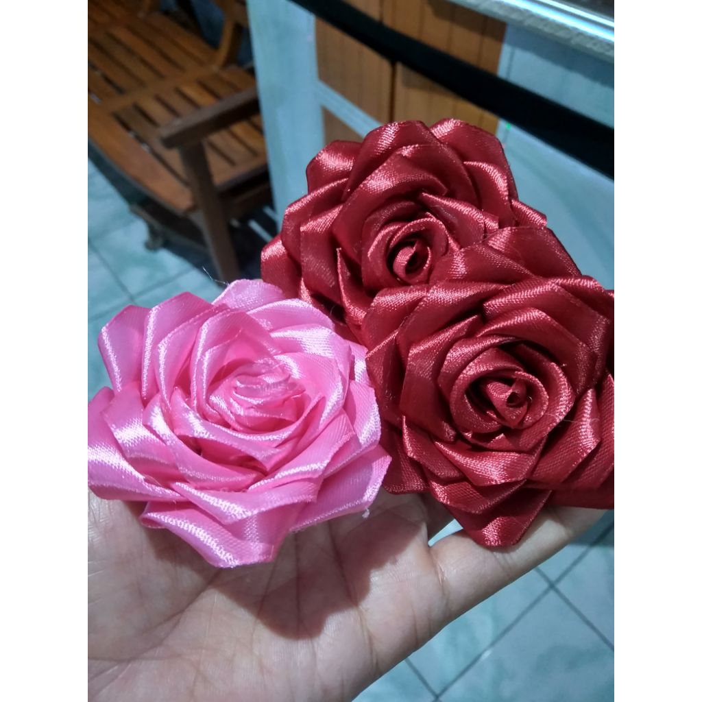

READY STOK bunga mawar satin diameter 7cm dari pita satin 2,5cm untuk buket satin