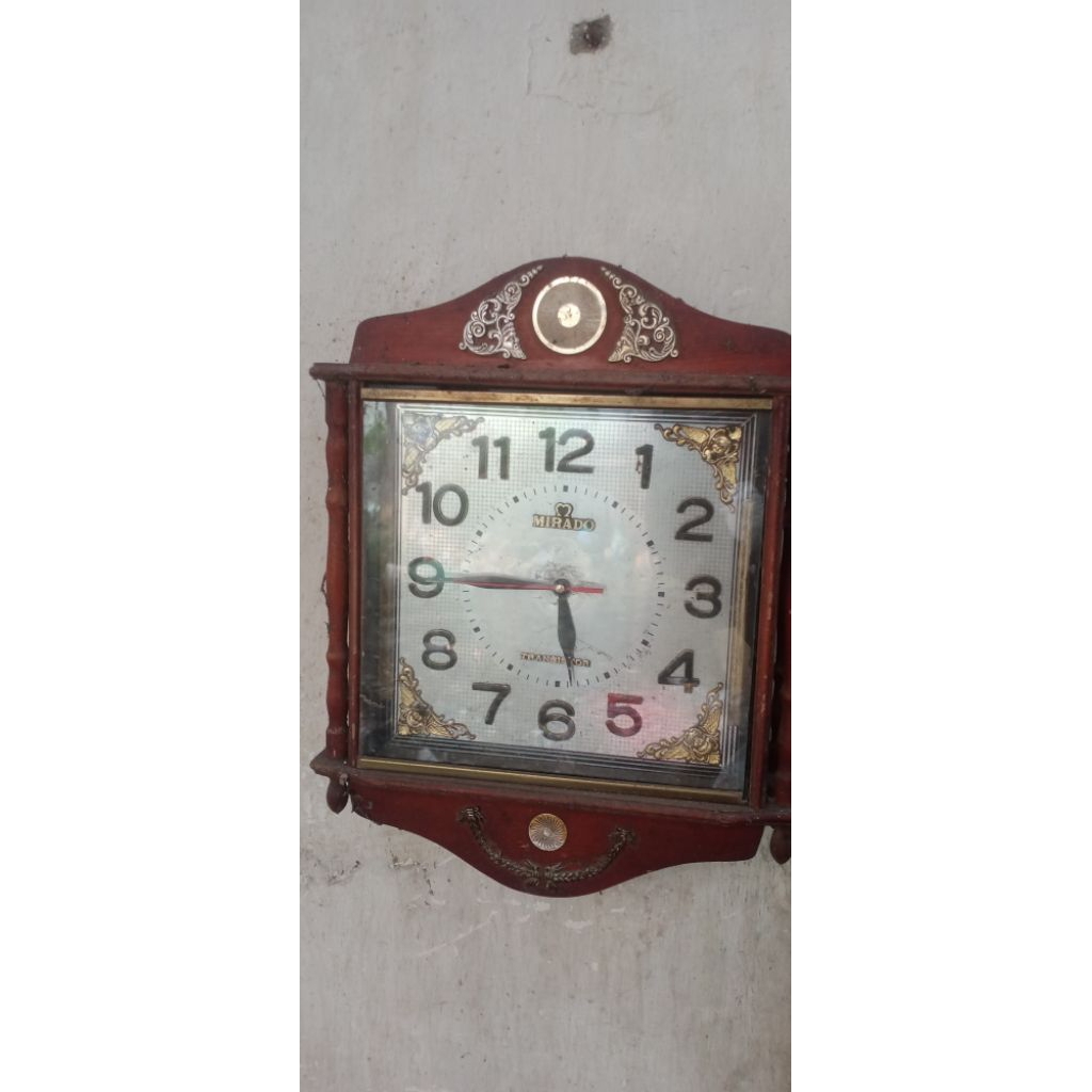 Jam kayu kuno