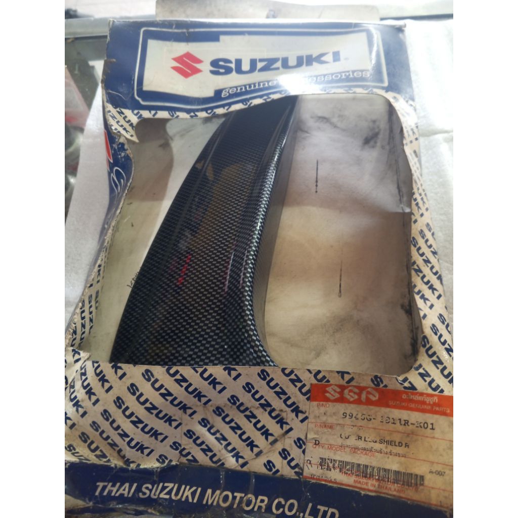 COVER LEKSIL KANAN KIRI SUZUKI SPIN CARBON ORIGINAL SUZUKI SGA