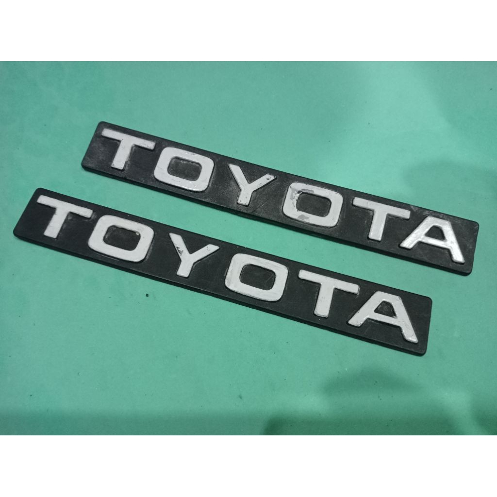 sepasang emblem cover segitiga Corolla ke30
