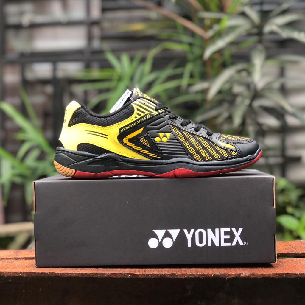 sepatu badminton pria hitam kuning