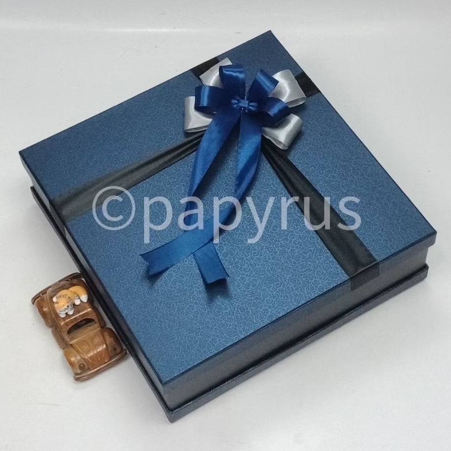 

PAPYRUS Sandwich 35x35 Tinggi 10cm Kotak Kado Gift Box Hadiah V3