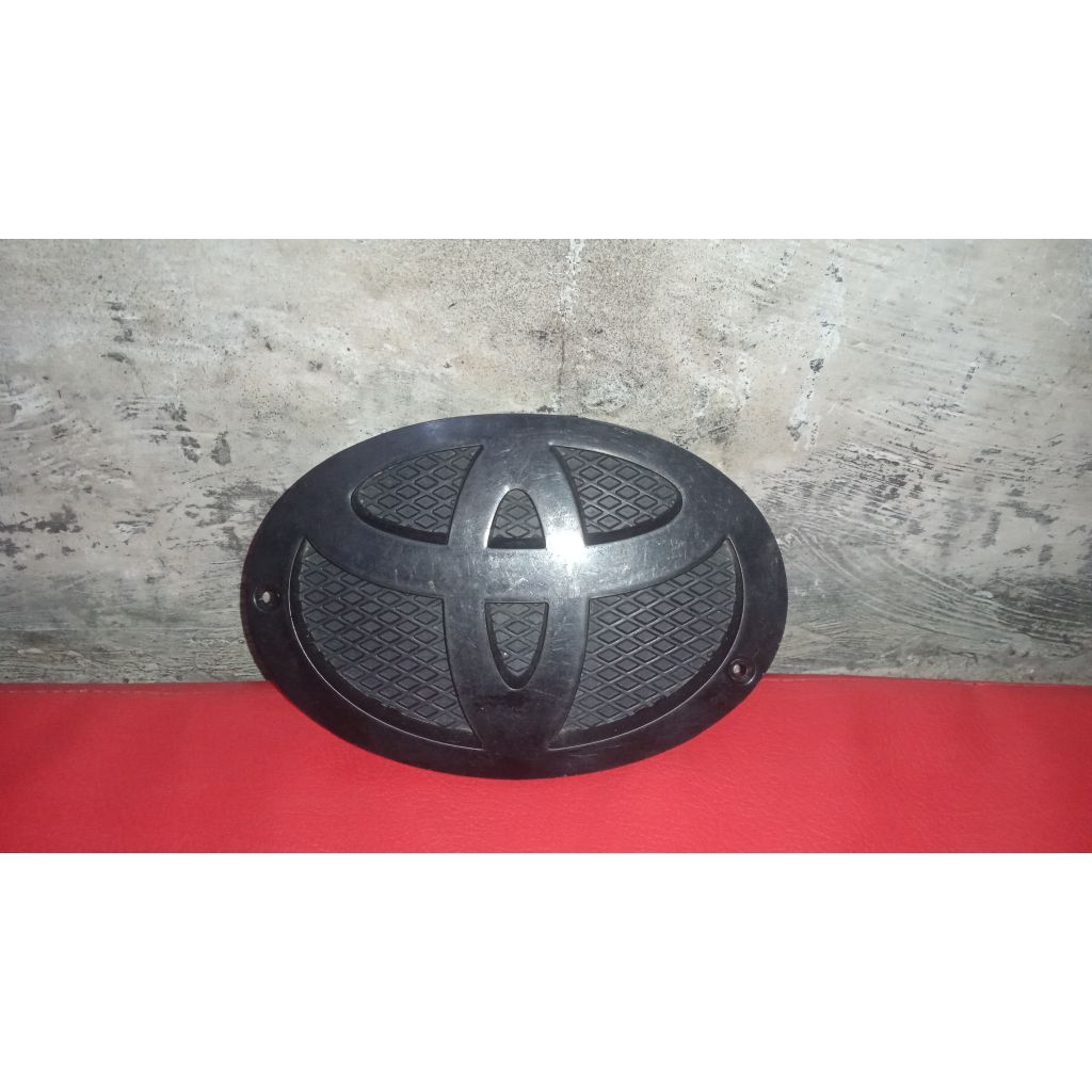 Logo grill depan Toyota vios hitam doff original