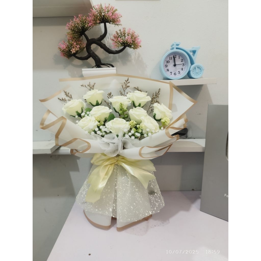 (bisa COD) BUKET BUNGA PALSU white bouquet mawar putih - bunga lamaran wisuda ultah hadiah bunga