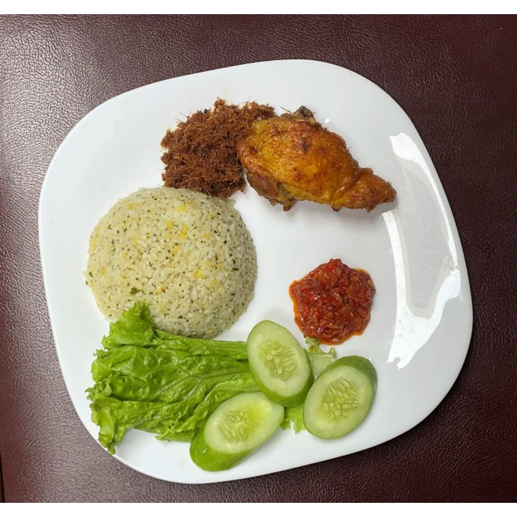 

Nasi Daun Jeruk Ayam Goreng Lengkuas Paha Atas