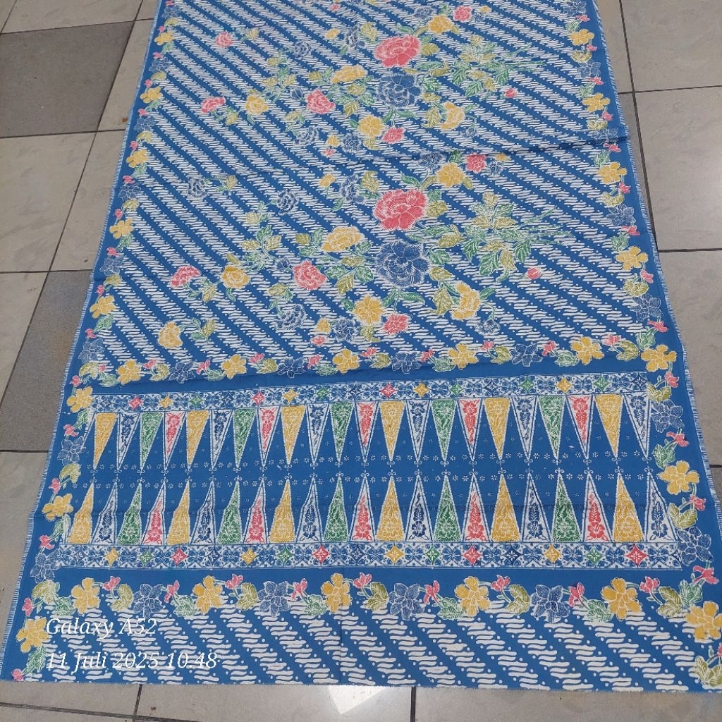 kain sarung encim tumpal betawi.