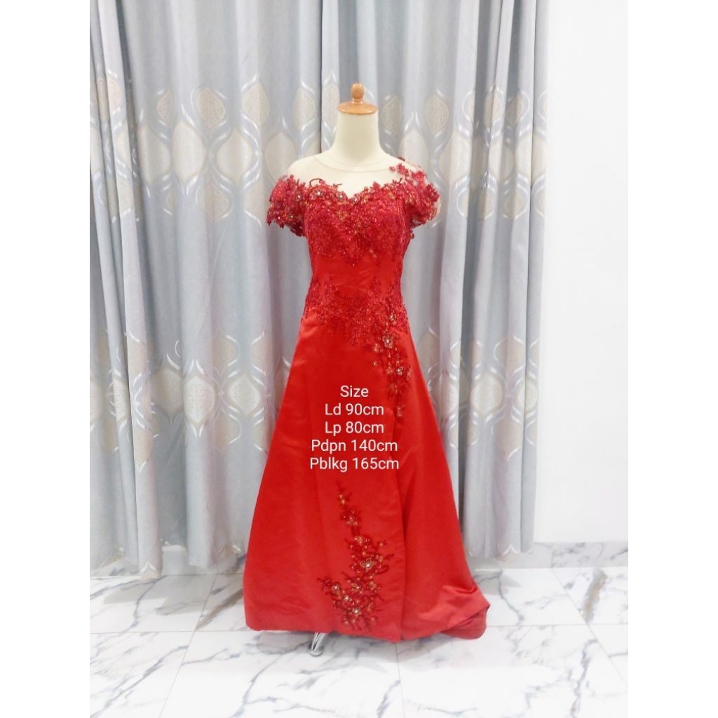 Gaun Pesta Mama Merah Bordiran Bunga Berekor