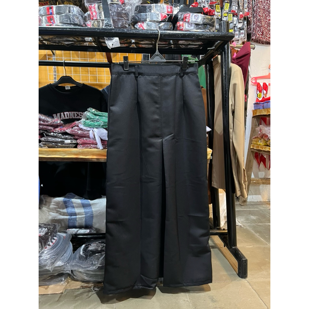 Rok Hitam Span Depan