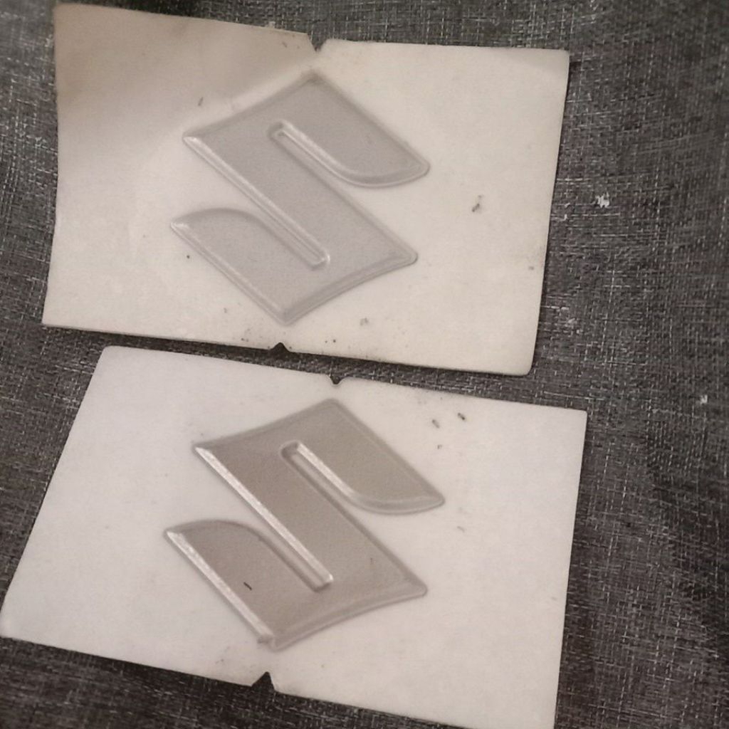 Stiker emblem /timbul logo Suzuki original
