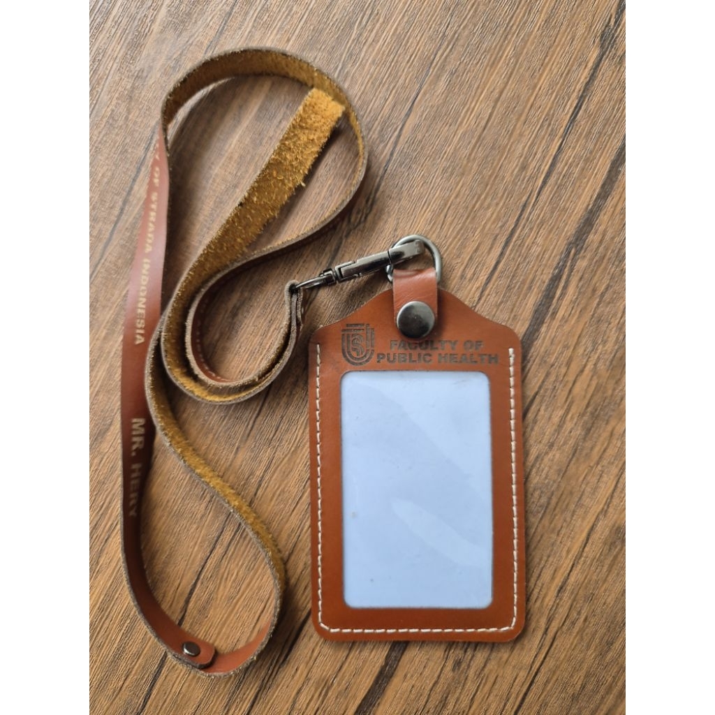 

Name holder/nametag/idcard/gantungan nama,kulit asli 100 persen. kulit pull up