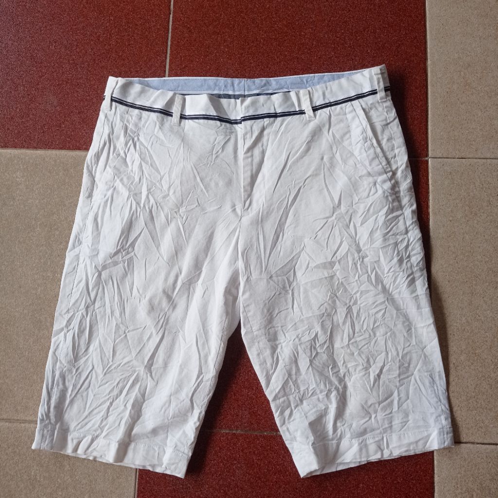 celana pendek chinos basic house putih