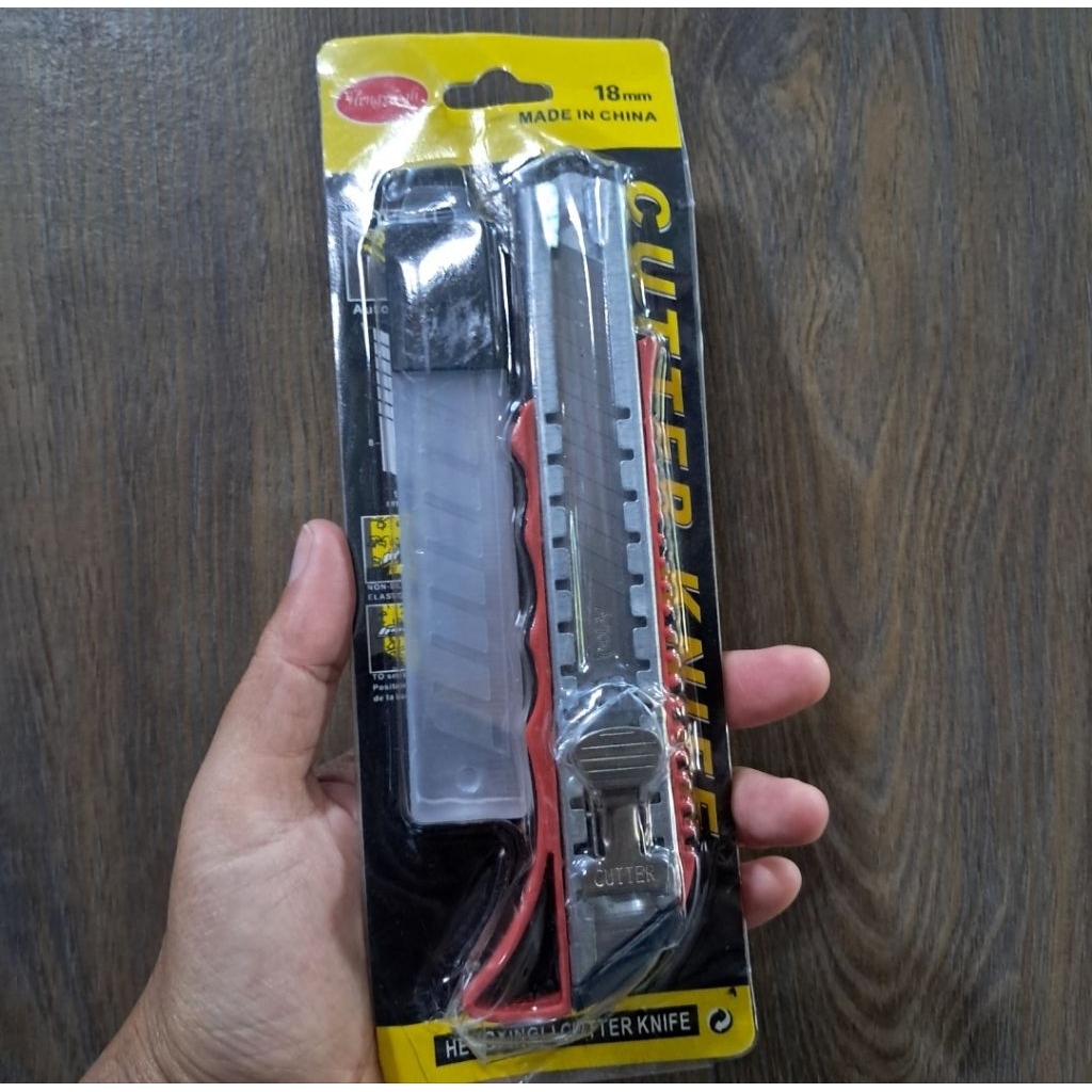 

Cutter Pisau Ukuran Besar FREE Refill 18mm Pemotong Kertas Super Tajam Kater Cuter Alat Potong