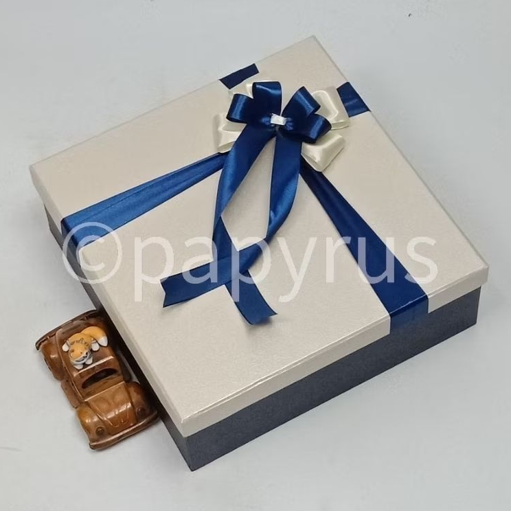 

PAPYRUS Kombinasi 30x30 Tinggi 10cm Kotak Kado Gift Box Hadiah V3