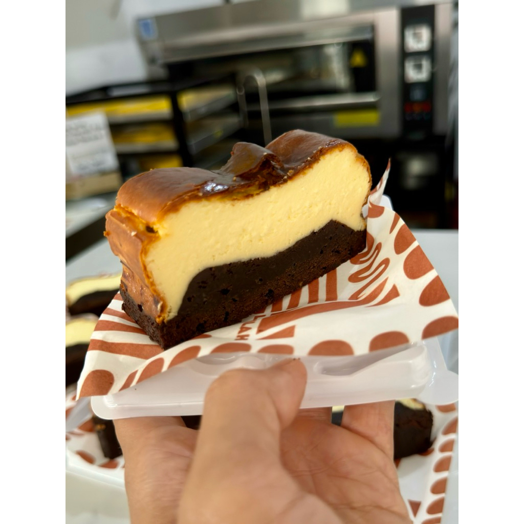 

BBC SLICE (Brownies Burnt Cheese Cake Slice) | Brownies fudgy dengan basque burnt cheesecake di atasnya