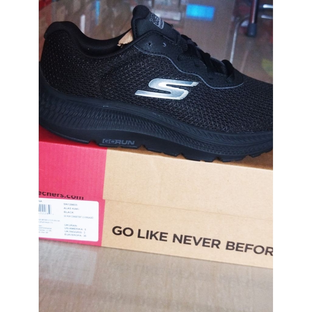 Sepatu hitam / sepatu skechers GO RUN CONSISTEN 2.0 ENGAGED