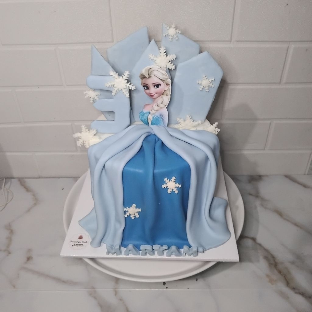 

Kue ulang tahin karakter anak frozen elsa