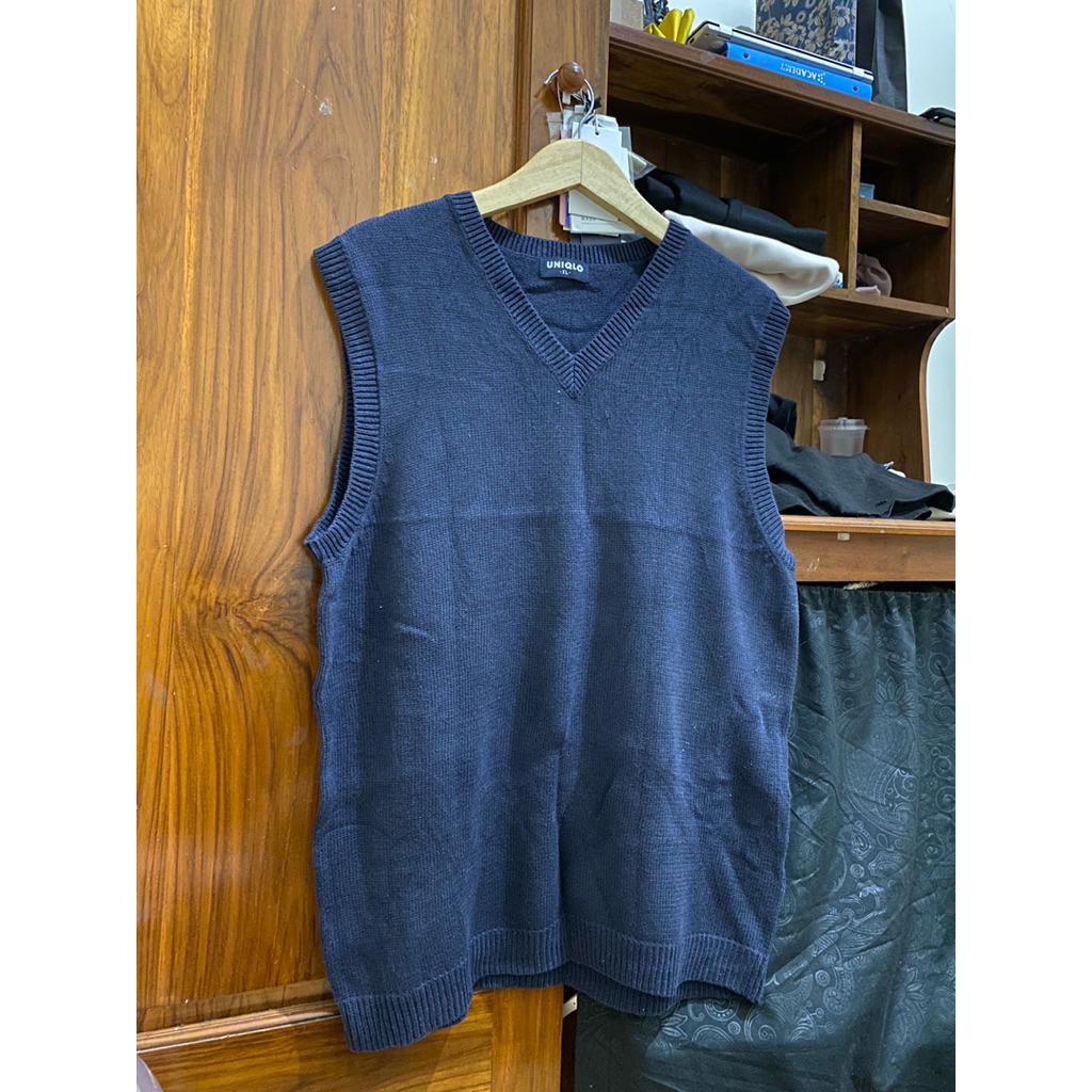 PRELOVED VEST RAJUT WANITA PRIA UNIQLO NAVY PL ROMPI
