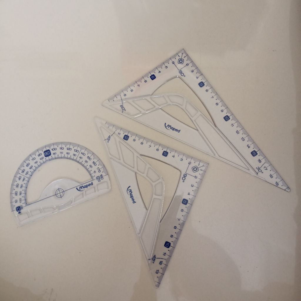 

1 set penggaris Maped segitiga dan busur derajat