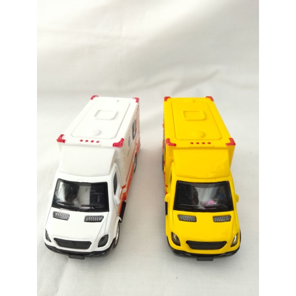 mainan mobil ambulance diecast