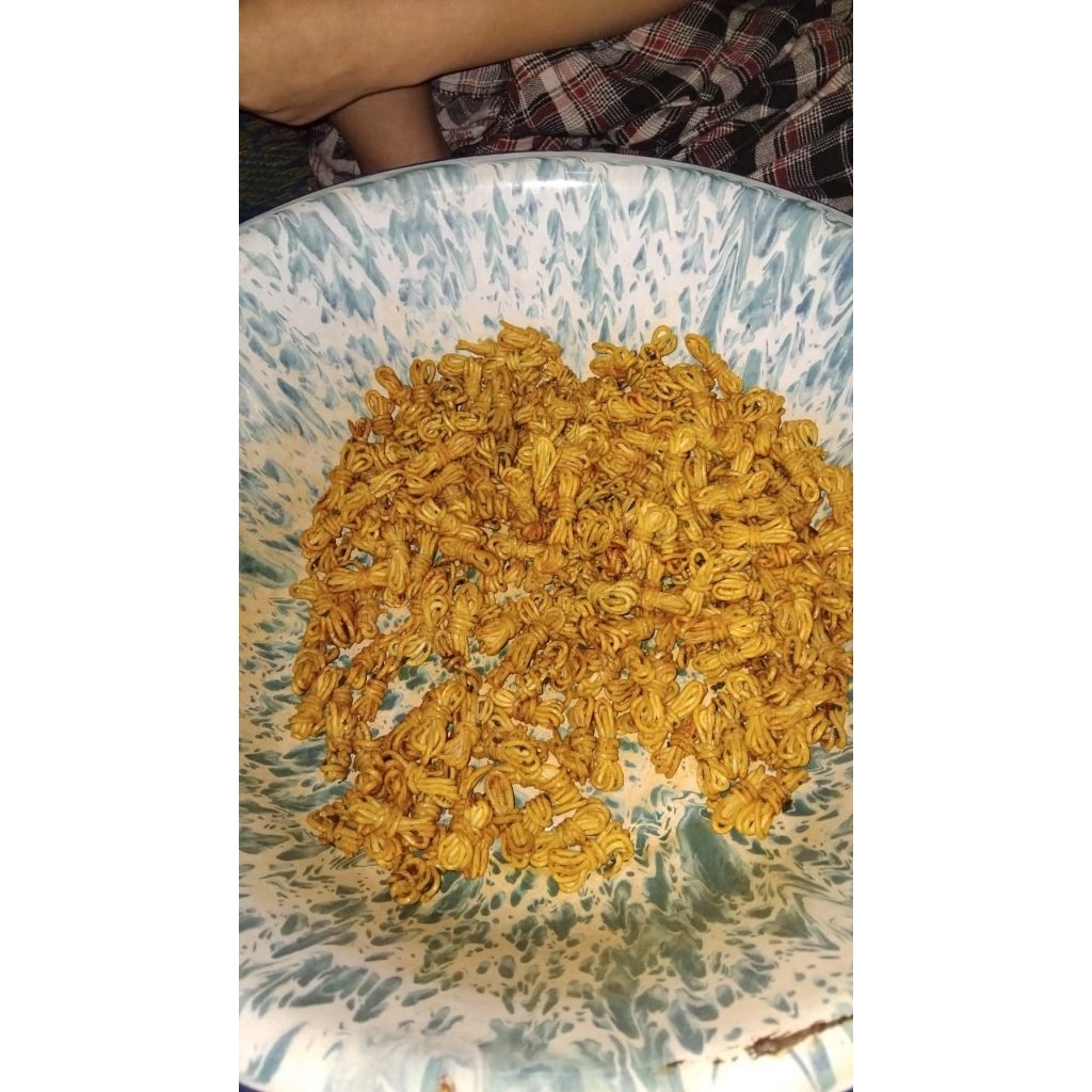 

Cemilan Mie Gulung Pedas Asin