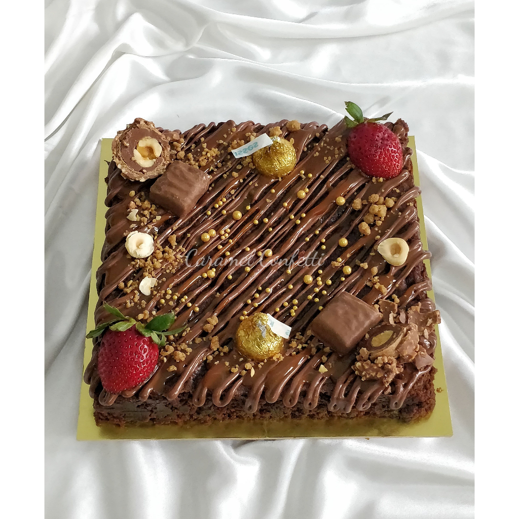 

Brownies ulang tahun spesial lembut dan manis, dihias cantik, Cocok untuk pengganti kue tart