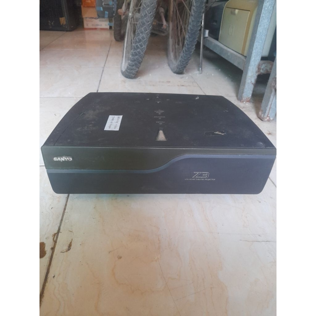 Lcd proyektor sanyo plv-z3 ada minus
