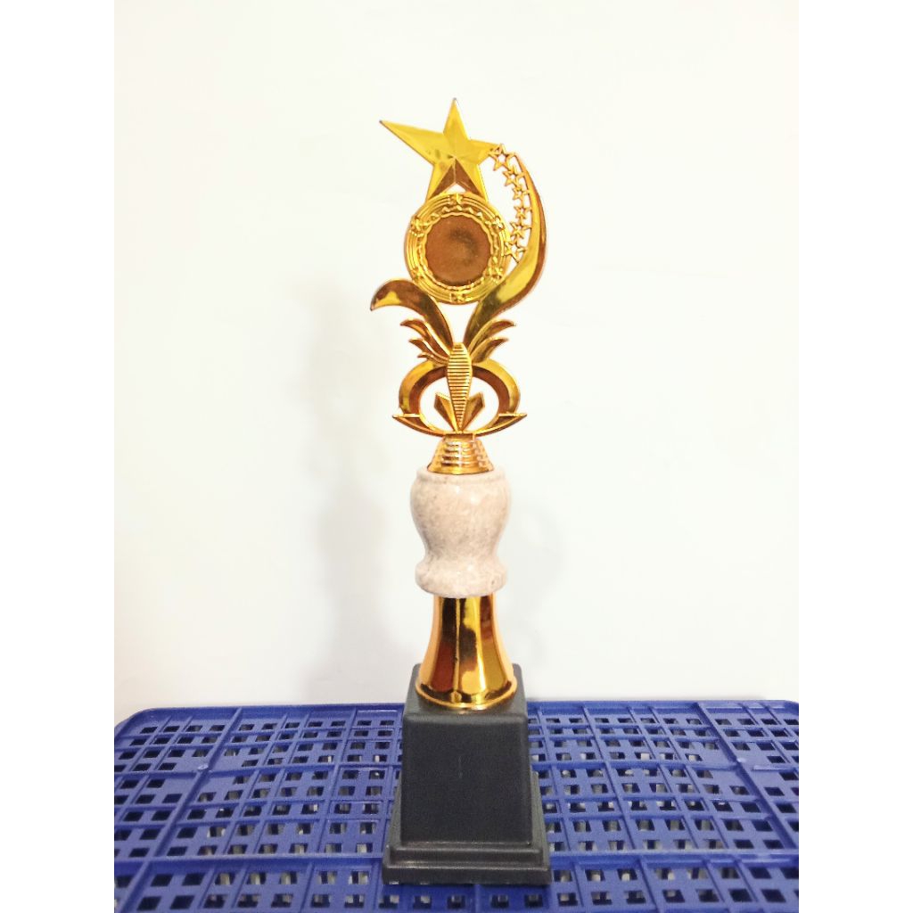 PIALA JUARA KELAS PIALA KEJUARAAN LOMBA