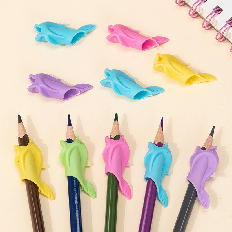 

Pegangan pensil korektif Pencil holder Pensil Grip Alat Menulis Anak Model Dolphin Dan 3 Jari Silikon Alat Pegang Pen (Warna acak)