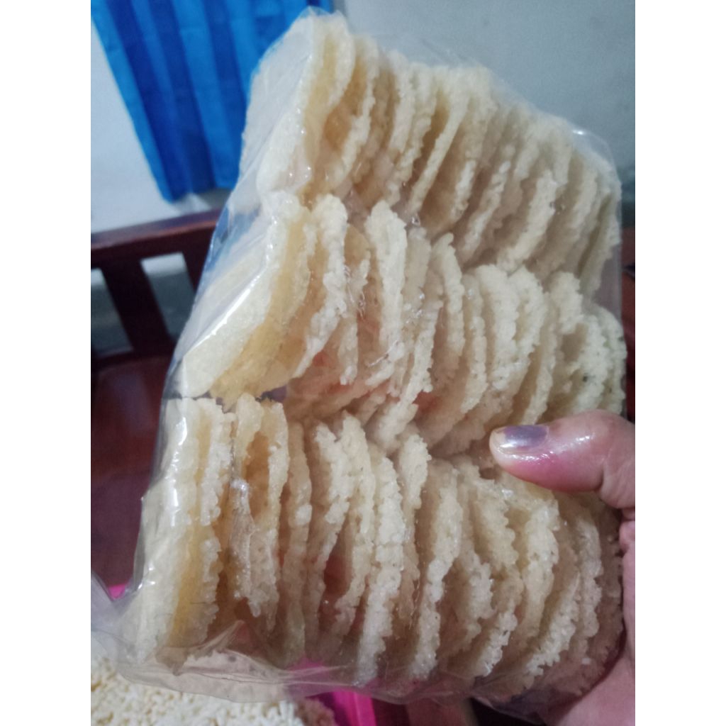 

Renggining / rengginang singkong bakall atau belum digoreng