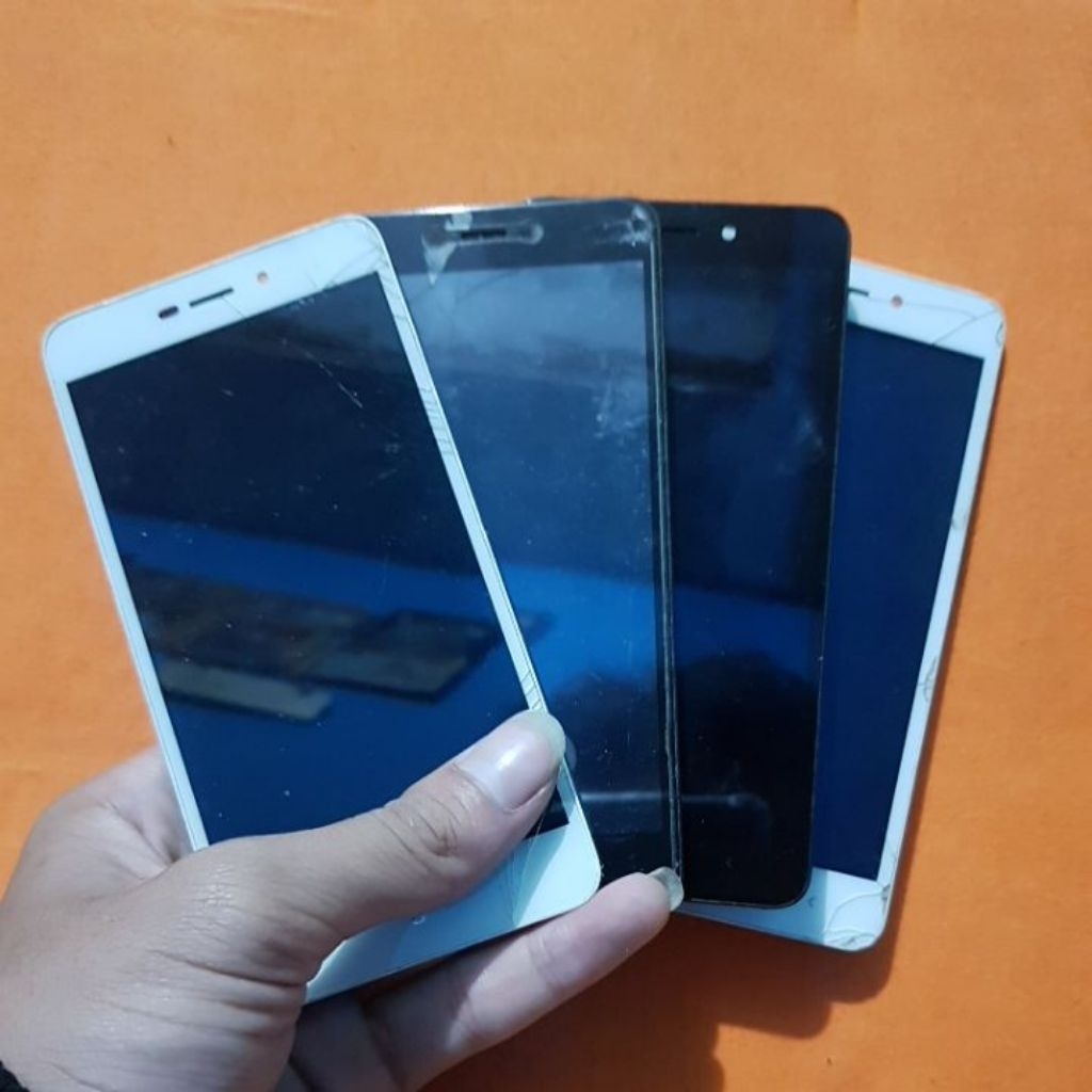 FRAME TATAKAN LCD TULANG TENGAH XIAOMI REDMI 4A DI KIRIM BERIKUT BEKAS LCD NYA NO BONCEL BONCEL ORIG