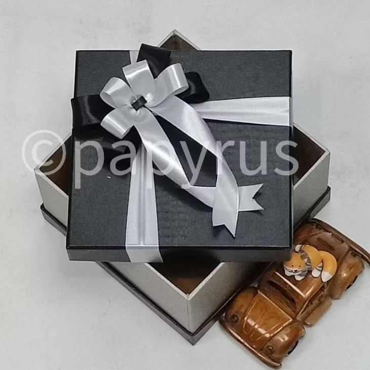 

PAPYRUS Sandwich 17,5x17,5 Tinggi 8cm Kotak Kado Gift Box V3